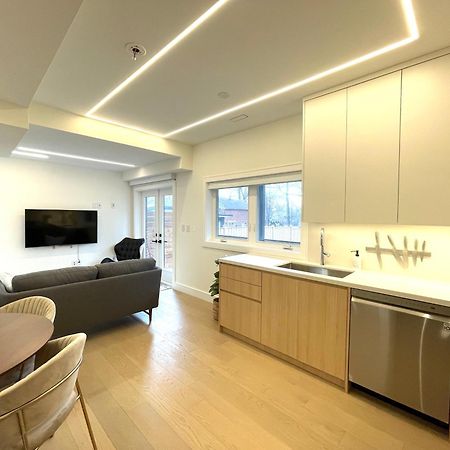 Modern Apartment Close To The Beach With Parking Toronto Exterior photo