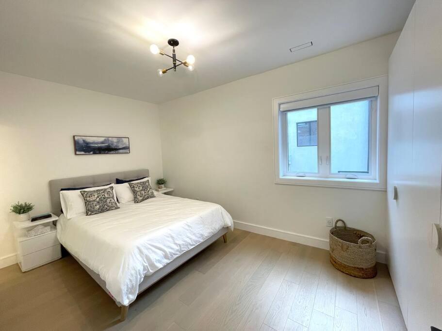 Modern Apartment Close To The Beach With Parking Toronto Exterior photo