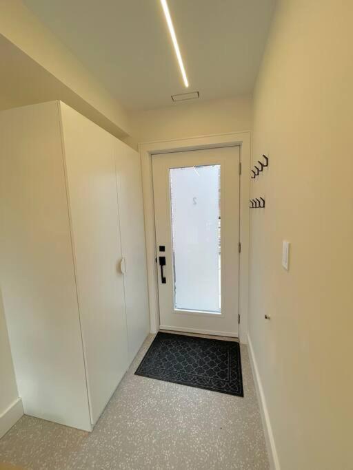 Modern Apartment Close To The Beach With Parking Toronto Exterior photo