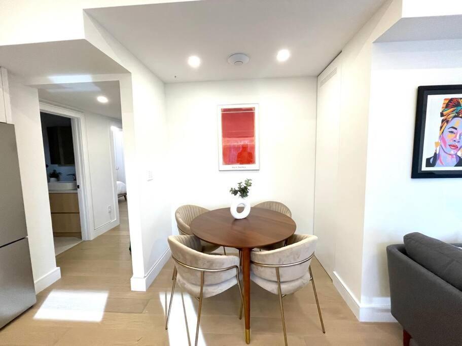 Modern Apartment Close To The Beach With Parking Toronto Exterior photo