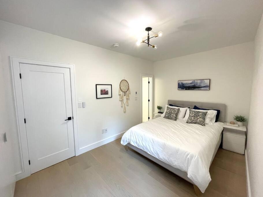Modern Apartment Close To The Beach With Parking Toronto Exterior photo