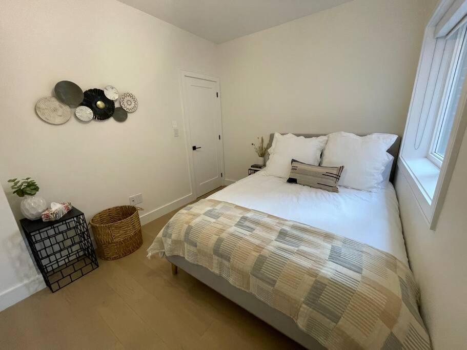 Modern Apartment Close To The Beach With Parking Toronto Exterior photo