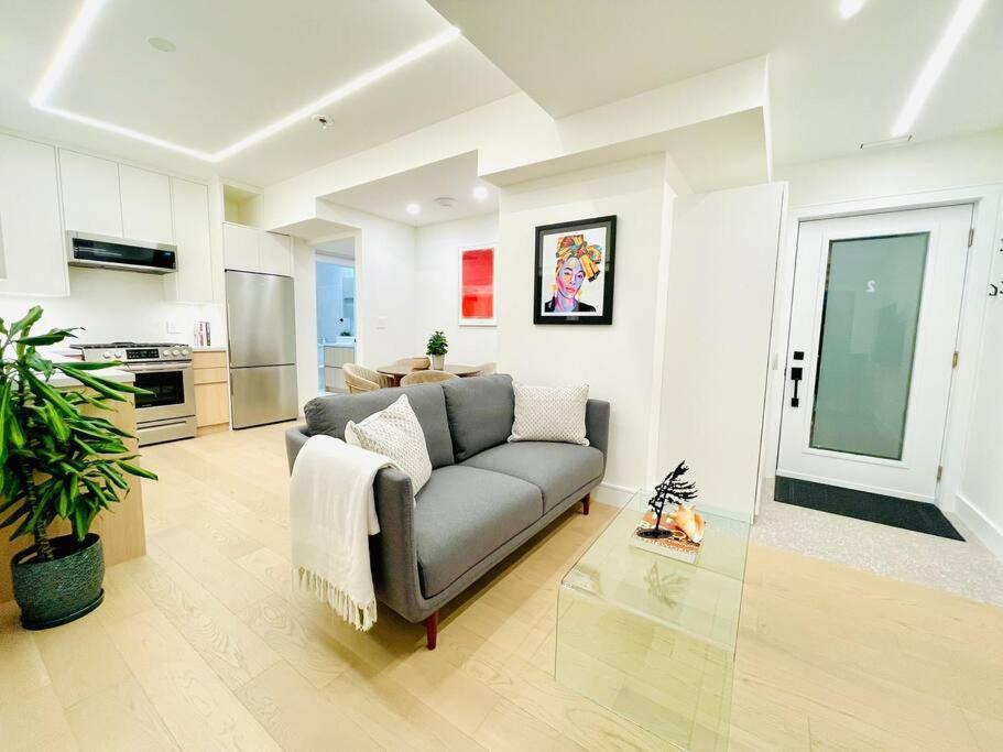 Modern Apartment Close To The Beach With Parking Toronto Exterior photo