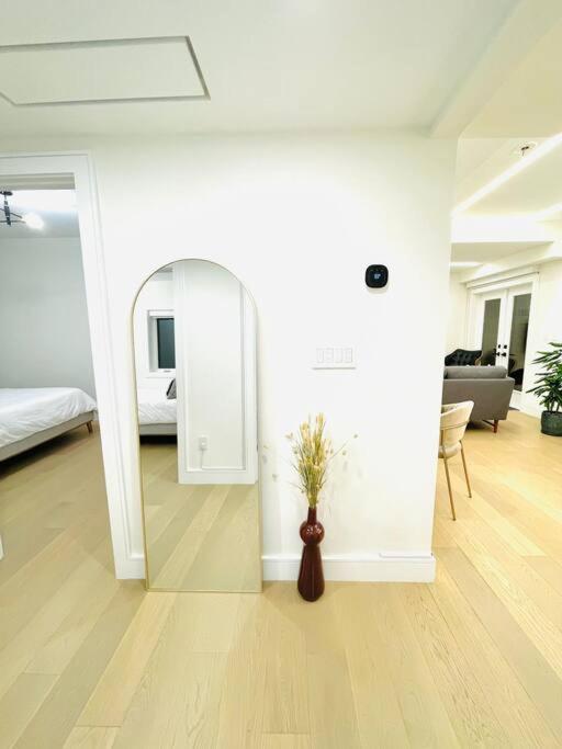 Modern Apartment Close To The Beach With Parking Toronto Exterior photo